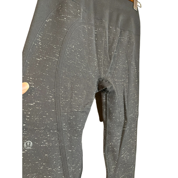 Lululemon Free To Flow High Rise Crop Legging / Active Wear - Picture 5 of 13